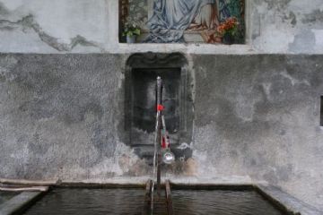 SPLENDIDA FONTANA in materiale lapideo, con lo STEMMA della Famiglia SCETI, installata presso il PORTICATO dell'ex SCUOLA della Frazione di QUARE