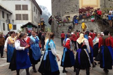 Sfilata delle donne in costume di Campertogno e di Mollia, con la banda musicale di Boccioleto/Rossa.
