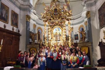 Donne in costume di Campertogno e di Mollia, in posa con il vescovo davanti all'altare di Santa Marta.