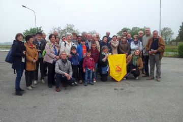 Foto di gruppo con lo stendardo del VI Centenario