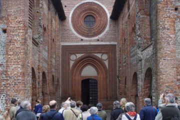 Gita della Pro Loco di Campertogno all'Abbazia di San Nazzaro Sesia: un tuffo nel medioevo, alla scoperta dei rapporti feudali che la Comunità di Campertogno ebbe con i monaci benedettini per l’affitto dei pascoli dell’Artogna.
